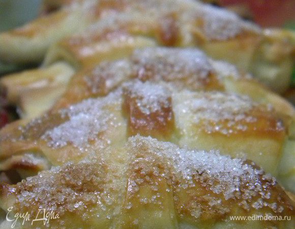 Выкладываем на противень, смазываем яйцом и посыпаем сахаром сверху.ставим в духовку разогретую на 180 гр. на 20 мин.