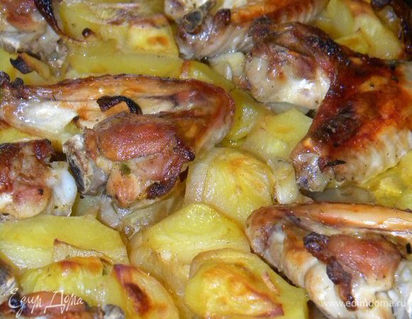 Картофель режем на 4 части и кладем всё в одну миску, туда же кладем крылышки, лук (крупно порезанный), чеснок, соль, приправу, всё перемешиваем.