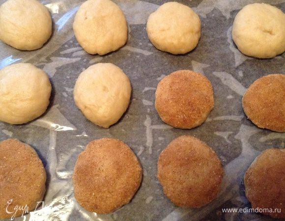Сформировать шарик, потом лепешку, приплюснув шарик ладонями, и обвалять одну сторону в корице с сахаром. (Я оставила часть лепешек без обсыпки). Выложить на противень с пекарской бумагой, оставляя между ними немного места.