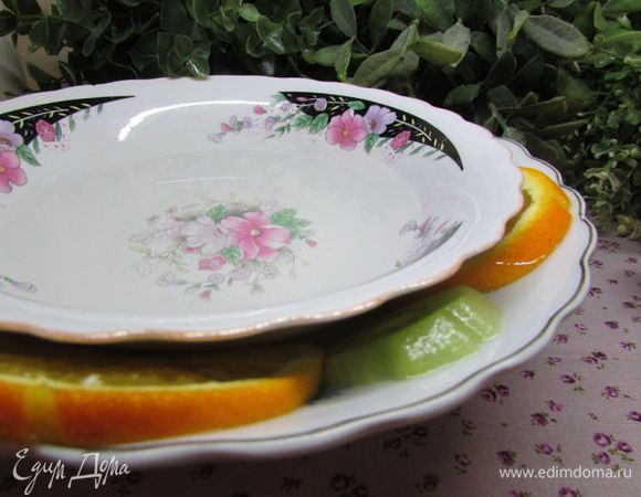 Делаем ледяную чашу. Берем две емкости одинаковой формы, но разного размера. В большую наливаем воду небольшим слоем – это будет дно. Отправляем в морозильник, ждем полной заморозки. Затем в эту емкость с уже готовым ледяным дном ставим меньшую и пространство между ними заполняем кружочками апельсинов и киви, добавляем воду. Чтобы верхний салатник не всплывал, я набрала воды. Отправляем конструкцию в морозилку, ждем полной заморозки. Около 5 часов, можно оставить на ночь.