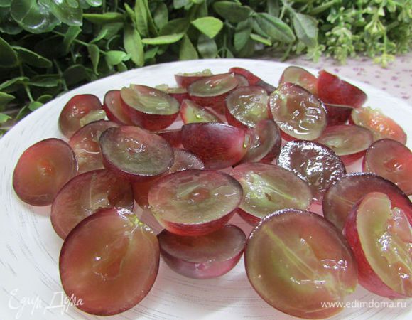 Виноград вымыть, обсушить, разрезать на половинки, вынуть косточки. Виноград желательно взять тёмный и сладкий.