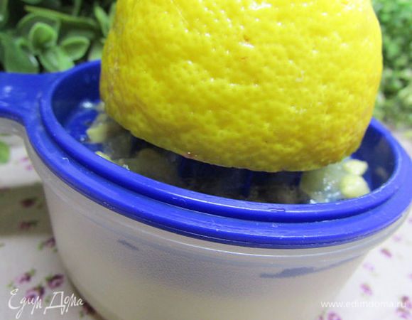 Из лимона выжать сок.