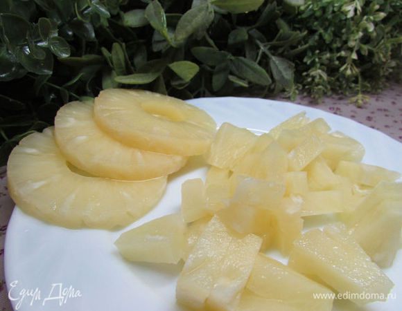Ананасы нарезать кубиками.