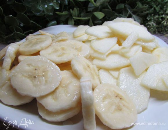 Яблоко и банан почистить, нарезать тонкими ломтиками и положить в лимонный сок, оставить на 5 минут.