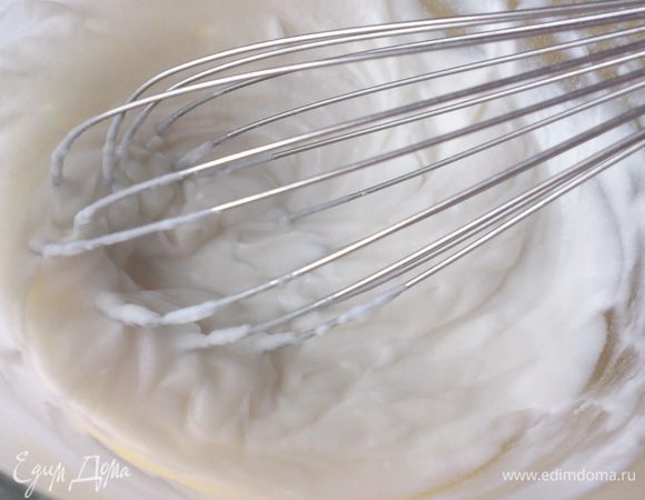 Рисовую муку залить кипятком и хорошо перемешать. Остудить.