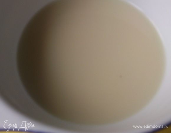 Дрожжи развести в слегка теплой воде. 