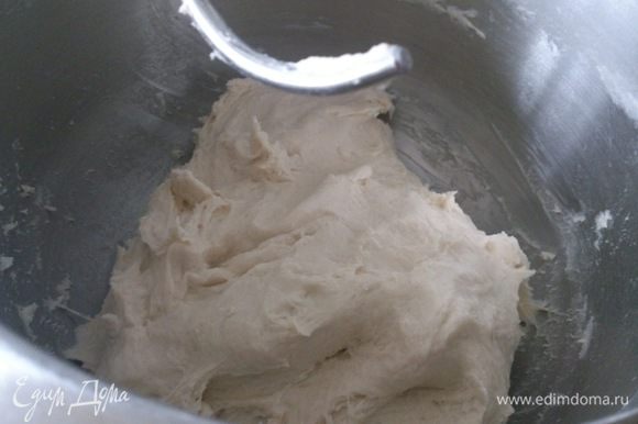 В миску просеять пшеничную муку, добавить дрожжи и заварку. Замешивать 5-7 минут. Добавить соль и масло и еще хорошо вымешать. Тесто получается слегка липким.
