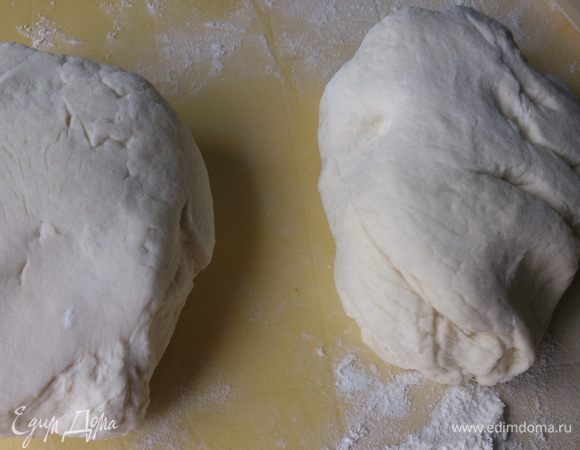 Разделить тесто на две равных части.