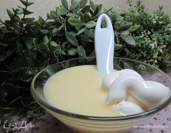 Соединить майонез и сгущёнку, хорошо перемешать.