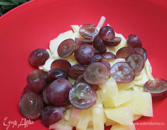 В миску выложить все фрукты, добавить заправку и осторожно всё перемешать. Салат отправить в холодильник и хорошо охладить.