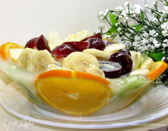 Ледяную чашу освободить из плена с помощью теплой воды: сначала в меньшую чашу наливаем теплой воды (но не горячей) и даем немного постоять. Немного расшатываете форму, она легко снимется. Теперь большую чашу поставить в теплую воду, но ненадолго и проделать тот же трюк. Готовый салат выложить в ледяную вазу. 
Приятного аппетита!