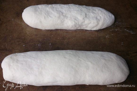 Раскатать два продолговатых хлеба, обвалять в муке и оставить на расстойку на 30 минут.
