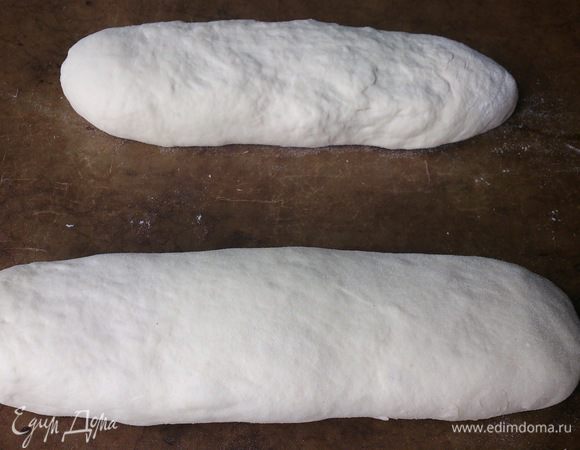 Раскатать два продолговатых хлеба, обвалять в муке и оставить на расстойку на 30 минут.