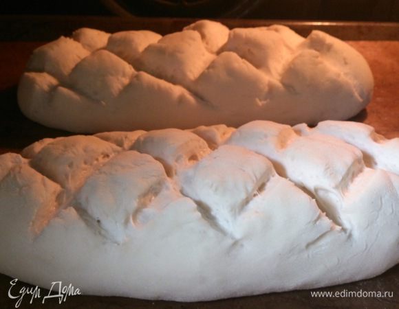 Надрезать верх острым ножом и поставить в разогретую до 200С духовку. Выпекать 30-35 минут.