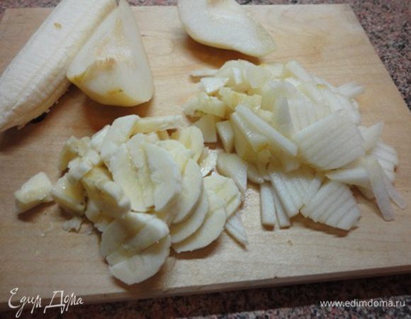 5.	Грушу (желательно мягких сортов) очистить от кожицы, разрезать на 4 части и удалить сердцевину. Банан очистить от кожуры. Все нарезать  недлинной соломкой. Вишню отделить от косточек.