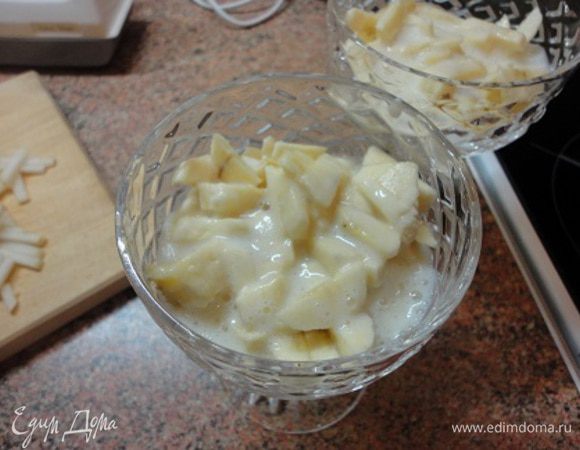 6.	В каждый порционный салатник выложить по половинке нарезанного банана, полить соусом.