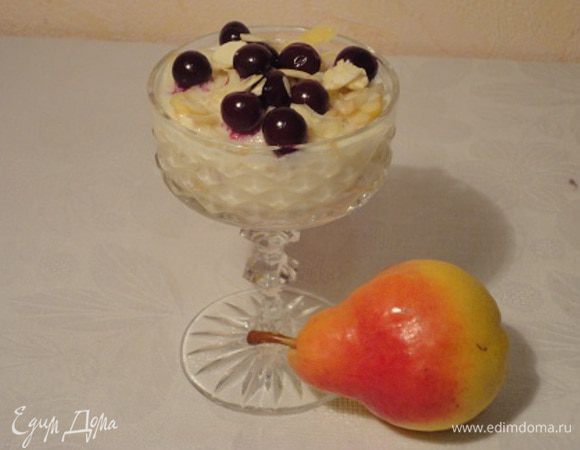  Затем половинку нарезанной груши, опять полить соусом. Сверху выложить вишню и посыпать миндальными хлопьями. Можно перед подачей охладить и полить соком вишни, который образовался при размораживании.