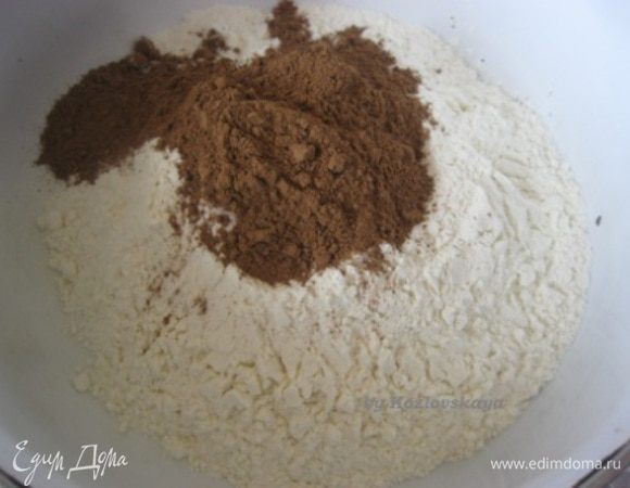 В муку добавить какао и соль, перемешать.