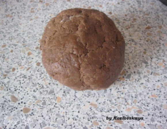 К сливочной массе добавить мучную,  замесить однородное тесто. 
Завернуть в пищевую пленку, и убрать в холодильник на полчаса-час. 