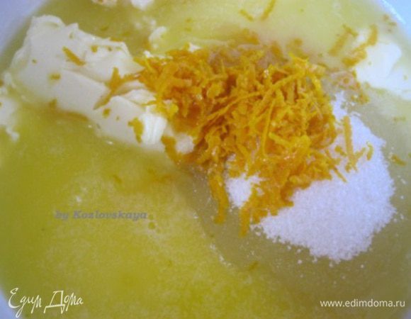 В кастрюлю налить пюре, сливочное масло, 75 гр сахара, цедру, довести до кипения. 