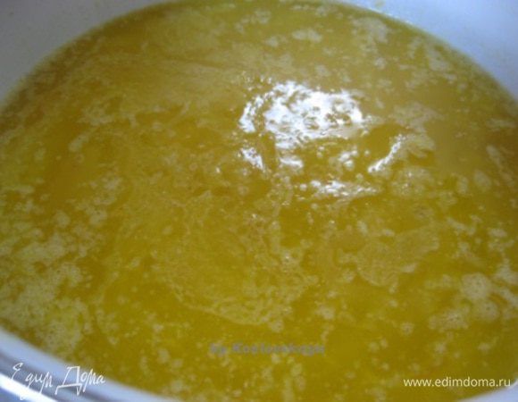 Тонкой струйкой ввести яичную смесь в апельсиновую смесь, постоянно помешивая. Как только закипит, убрать с огня, не переставая мешать. Остудить. 