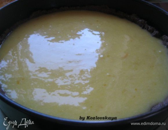 Перелить крем на корж, разровнять. Отправить в духовку на 20-25 минут. 