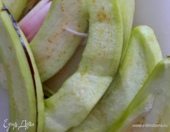 Очищаем баклажаны от кожуры и режем пластами. Солим.