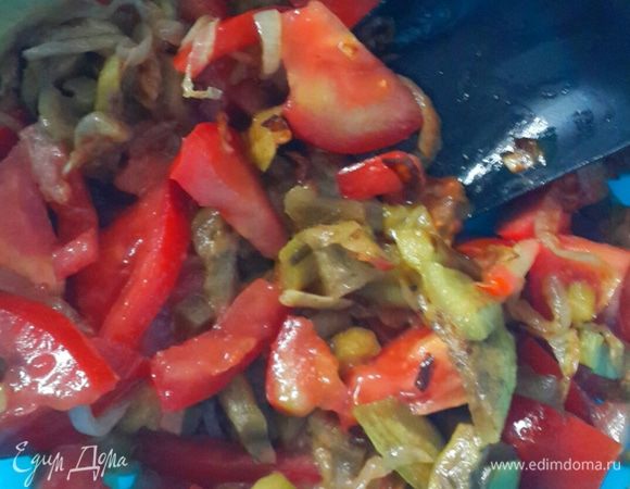 Все складываем в миску. Режем помидор несильно мелко. Режем зелень ( укроп, петрушка, кинза). Перемешиваем все с баклажанами. Крошим орехи, но не мелко. По желанию добавьте чеснок. Перчим обильно. Солим. Я сегодня купила чесночную соль....великолепная приправа! Рекомендую! Вот ее-то я и добавила в салат. 