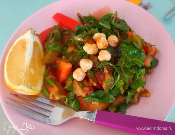 Готовый салат поливают гранатовым соусом или сиропом, сбрызгивают лимонным соком. МАСЛО НЕ ДОБАВЛЯТЬ!!!! (баклажаны и лук впитали масло сколько нужно). Для украшения фундук и зелень. 
Салат хорошо гармонирует с шашлыком, красным вином. Салат, как и Кавказ, пряный, острый, но со сладким окончанием.