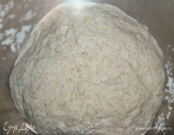 Из муки, воды, соли и соды замесить крутое тесто. Упаковать под пищевую пленку и оставить в покое на полчаса. 