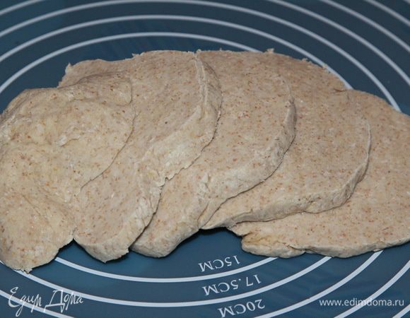 Разрезаем тесто на порционные куски. У меня получилось 5 порций.