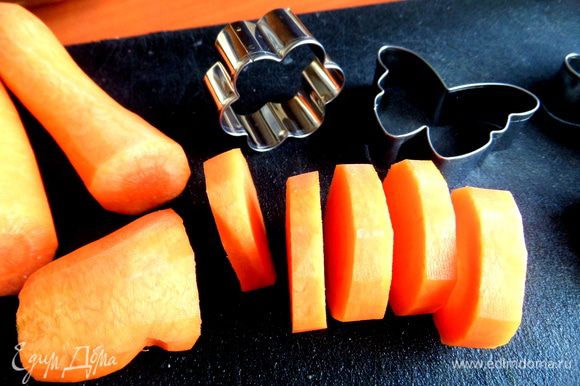 Морковку помыть, очистить и нарезать на толстенькие кружочки.