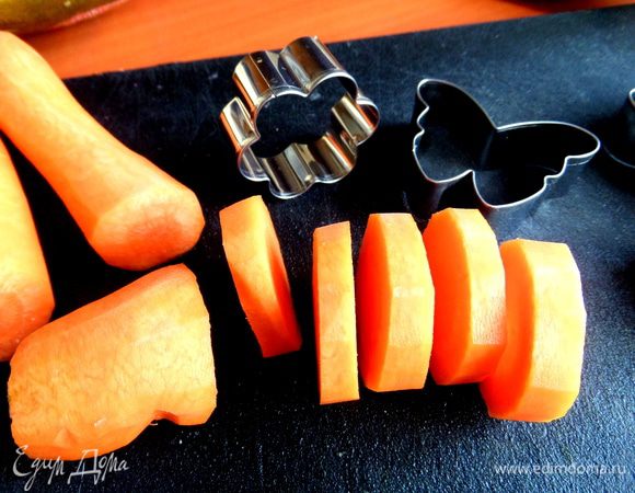 Морковку помыть, очистить и нарезать на толстенькие кружочки.