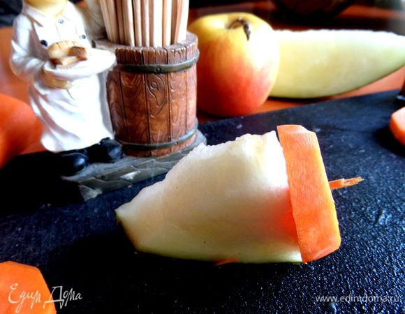 Начнём с хвостика...Им служит кончик дынного ломтика, к нему кружок моркови прикрепим половинкой зубочистки. Нужно 10 зубочисток.