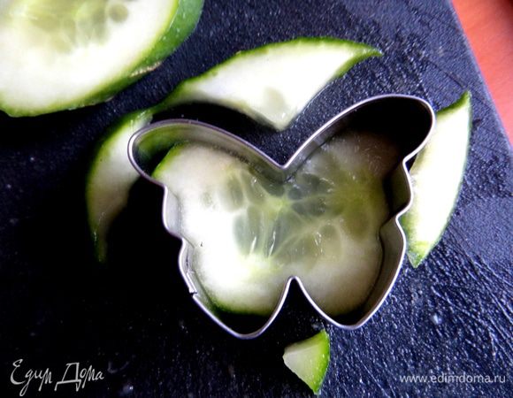 И формочкой вырезаем бабочку.