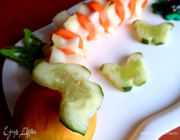 Одну бабочку прикрепила на яблоко, оставшиеся типа на полянке рядом.)))