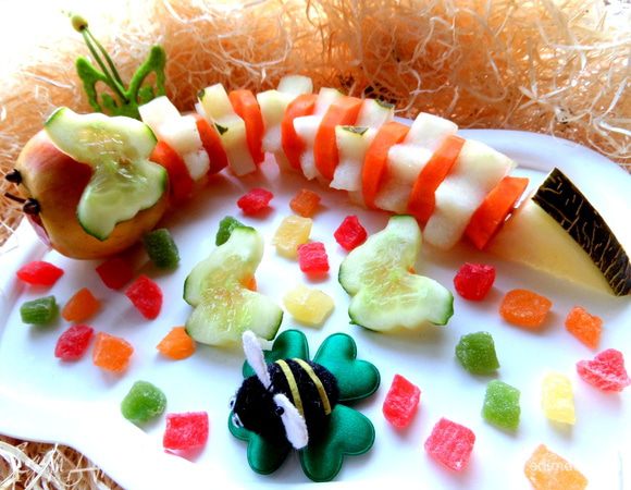 Благодаря поэтапному скреплению гусеничка гибкая и с ней можно слегка поиграть.)))