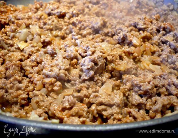 Добавим томатную пасту и 4 ст.л. пассерованных томатов. Перемешаем и потушим все вместе еще минут пять. 