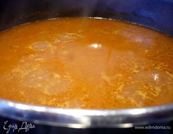 Переложим фарш в кастрюлю, зальем горячим бульоном и оставим вариться в течение 45 минут на маленьком огне. 