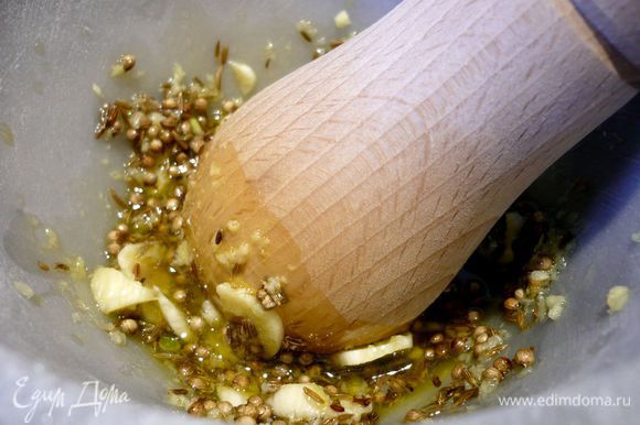 Приготовим приправы. В ступке разотрем нарезанный тонкими кружочками чеснок с натертым имбирем (кусочек величиной с грецкий орех), кориандром и зирой, добавив 2 ст.л. оливкового масла.