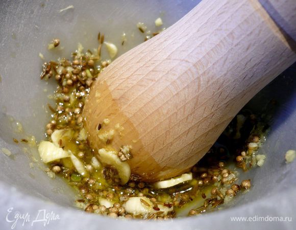 Приготовим приправы. В ступке разотрем нарезанный тонкими кружочками чеснок с натертым имбирем (кусочек величиной с грецкий орех), кориандром и зирой, добавив 2 ст.л. оливкового масла. 