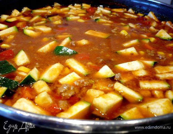 Введем пасту в суп, добавим порезанные небольшим кубиком цукини и паприку, а также фасоль и кукурузу (и то и другое без жидкости) и остальные томаты. Перемешаем и поварим еще 15 минут. 