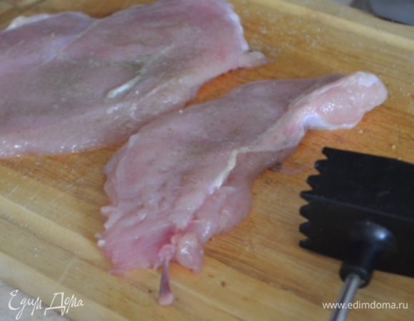 Куриное филе (у меня 2 больших куска по 200 гр каждый) помыть, обсушить и отбить, посолить и поперчить.