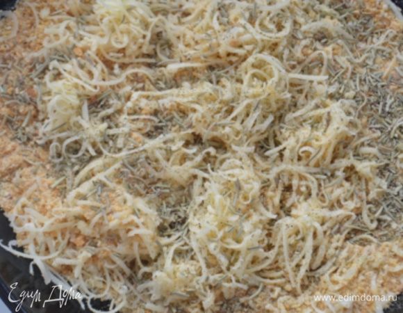 В большой плоской  миске смешать сухари, тертый на мелкой терке сыр и травы.