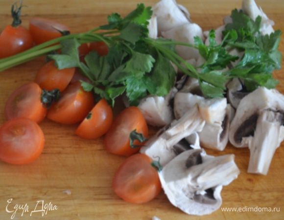 Пока курица жарится, разрезать напополам  черри, грибы если крупные на 4 части, если маленькие можно целиком.