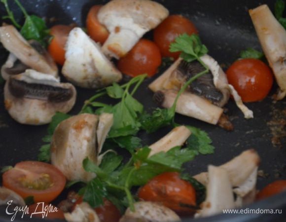 Курицу сложить на тарелку, положить на нее по кусочку сливочного масла и капнуть на масло мед и пусть оно растает а пока  на этой же сковороде, на остатках соков обжарить пару минут черри, грибы и петрушку, посолить, поперчить. 