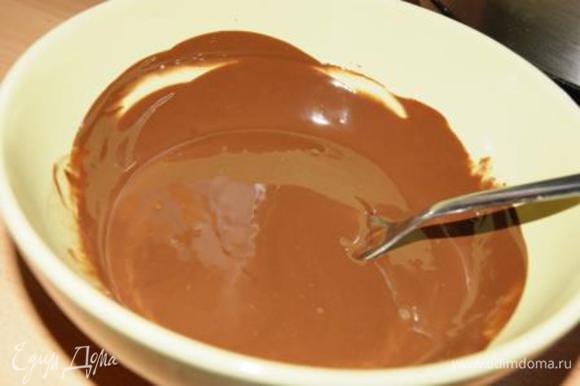Приготовить шоколадную глазурь. Шоколад растопить с 1 ч.л. растительного масла.