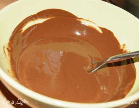 Приготовить шоколадную глазурь. Шоколад растопить с 1 ч.л. растительного масла.