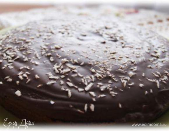 Готовый кекс покрыть шоколадной глазурью, посыпать кокосовой стружкой.