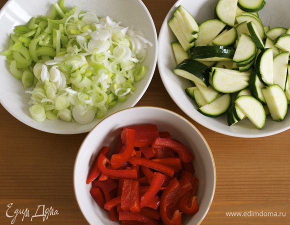 Подготовить овощи. Вымыть. Сельдерей и зеленый лук мелко нарезать. Красный перец очистить от семян и нарезать тонко вместе с кабачками...